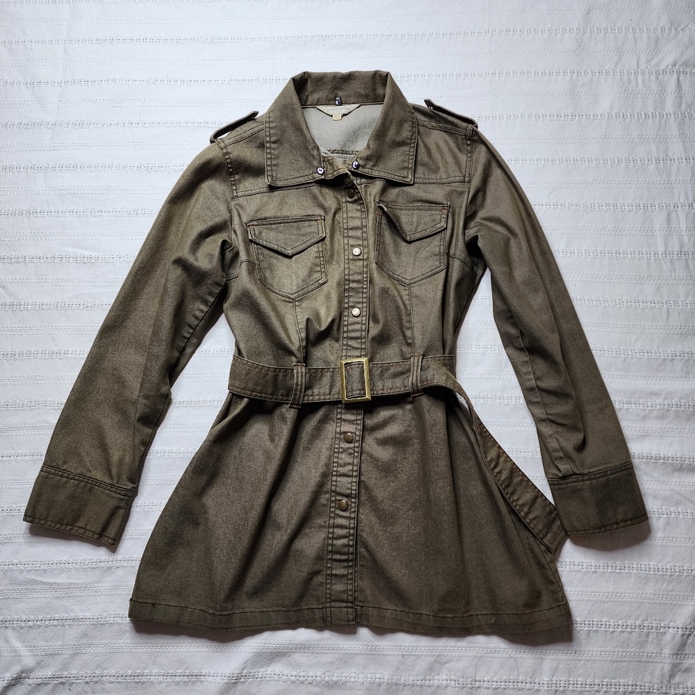 Shirt jacket with buckle